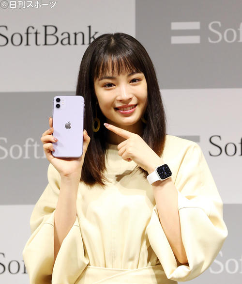 「iPhone（アイフォーン）　11　Pro」「iPhone11」発売セレモニー式で笑顔で写真に納まる広瀬すず（撮影・垰建太）