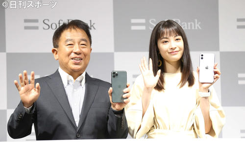 「iPhone11Pro」「iPhone11」発売セレモニーに出席した、榛葉淳代表取締役副社長執行役員兼COO（左）と広瀬すずは手を振る（撮影・佐藤勝亮）