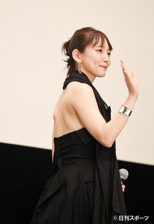 観客に手を振り笑顔で引き揚げる吉岡里帆（撮影・横山健太）
