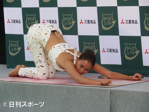 ヨガのポーズを披露するSHIHO