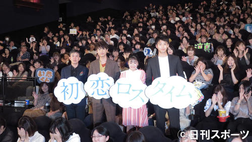 映画「初恋ロスタイム」公開初日舞台あいさつに出席した、左から河合勇人監督、板垣瑞生、吉柳咲良、竹内涼真