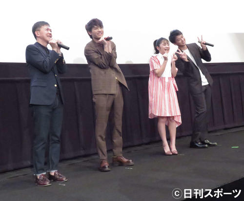 映画「初恋ロスタイム」公開初日舞台あいさつに登壇した、左から河合勇人監督、板垣瑞生、吉柳咲良、竹内涼真