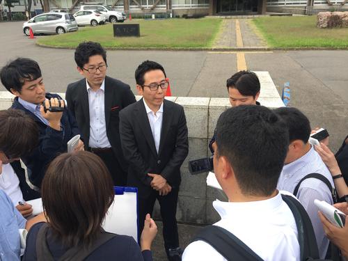新潟地裁での進行協議を終えて取材陣に対応する遠藤和宏弁護士（中央）