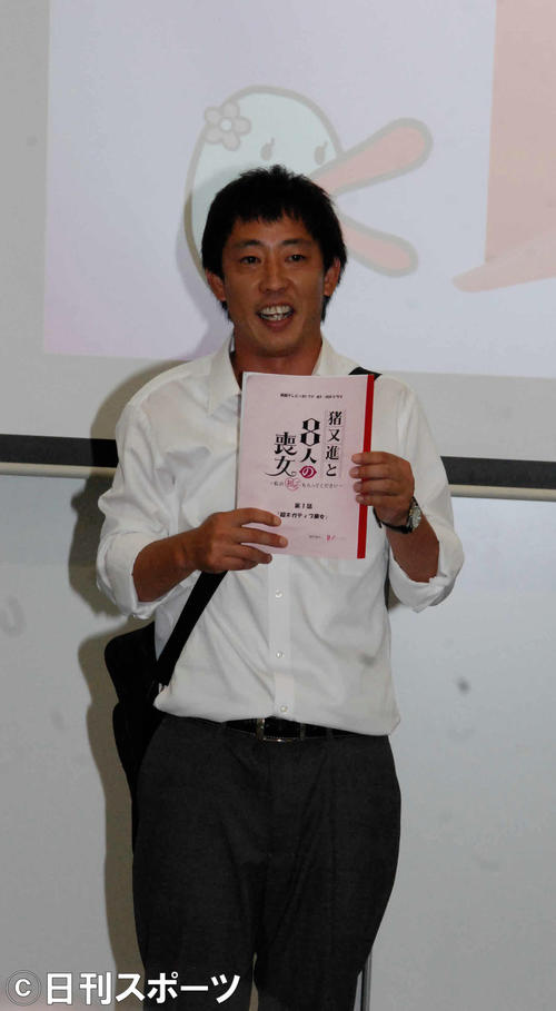 ドラマの台本を持って飛び入り参加したさらば青春の光の森田哲矢（撮影・松浦隆司）