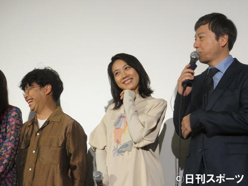 左から浜野謙太、松本穂香、板尾創路
