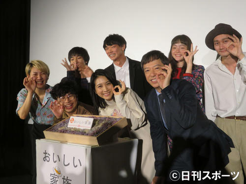 前列左から浜野謙太、松本穂香、板尾創路、後列左からふくだももこ監督、三河悠冴、笠松将、モトーラ世理奈、柳俊太郎