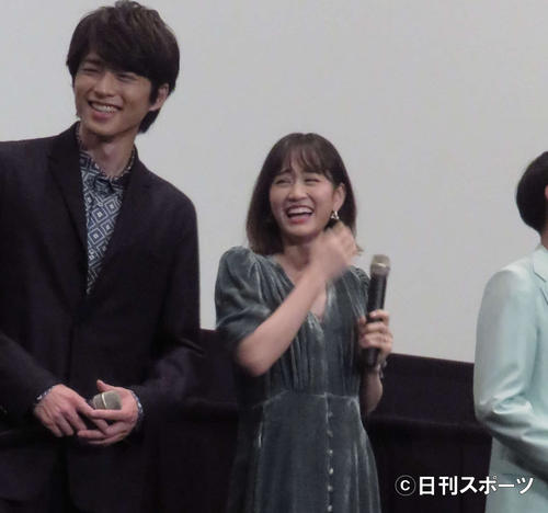 映画「葬式の名人」初日舞台あいさつに登壇した前田敦子。左は白洲迅、右は高良健吾（撮影・大井義明）