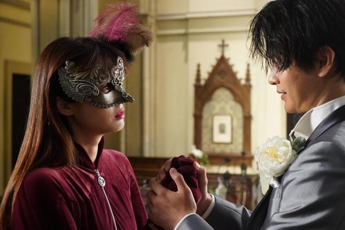 三雲華（深田恭子＝左）に結婚式場から盗み出された桜庭和馬（瀬戸康史）（C）フジテレビ