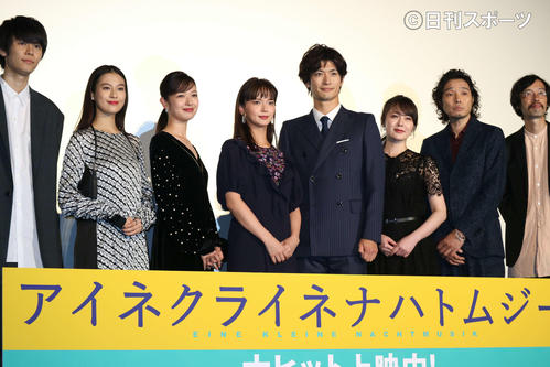 映画「アイネクライネナハトムジーク」の公開記念舞台あいさつに出席した、左から萩原利久、恒松祐里、森絵梨佳、多部未華子、三浦春馬、貫地谷しほり、斉藤和義、今泉力哉監督