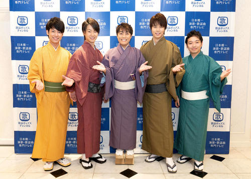 「演歌男子。JUKEBOX」に出演した、左から松阪ゆうき、はやぶさのヤマトとヒカル、松尾雄史、三丘翔太
