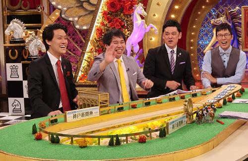 卒業を発表したお笑いコンビ霜降り明星の粗品（左端）せいや（左から2人目）