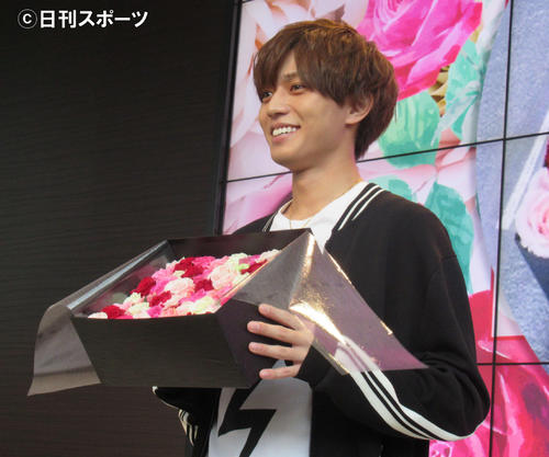 「FLY！BOYS，FLY！　僕たち、CAはじめました」のトークイベントで、プレゼントのバラ風呂セットを持つKing＆Prince永瀬廉（撮影・星名希実）