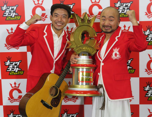 優勝した、どぶろっくの森慎太郎（左）と江口直人