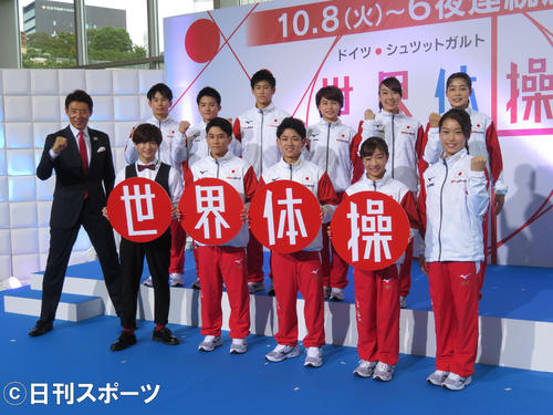 「世界体操」プレゼンターを務める知念侑李（前列左から2人目）。前列左から松岡修造、1人おいて谷川航、谷川翔、寺本明日香、畠田瞳。後列左から萱和磨、神本雄也、橋本大輝、杉原愛子、梶田凪、松村朱里（撮影・横山慧）