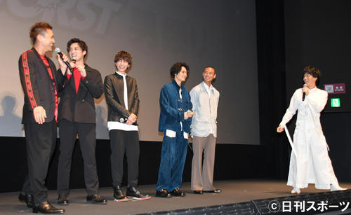 映画「HiGH＆LOWTHEWORST」上映会イベントで、あいさつする左から小柳心、荒井敦史、志尊淳、塩野瑛久、葵揚、坂口涼太郎（撮影・酒井清司）