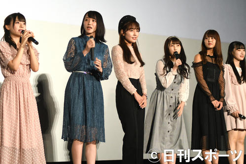 オムニバス映画「夏の夜空と秋の夕日と冬の朝と春の風」上映会に出席した＝LOVEの、左から斉藤なぎさ、野口衣織、諸橋沙夏、山本杏奈、佐竹のん乃、斎藤樹愛羅（撮影・大友陽平）