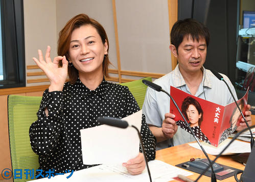 文化放送で20時間スペシャルに挑む氷川きよし（左）（撮影・山崎安昭）
