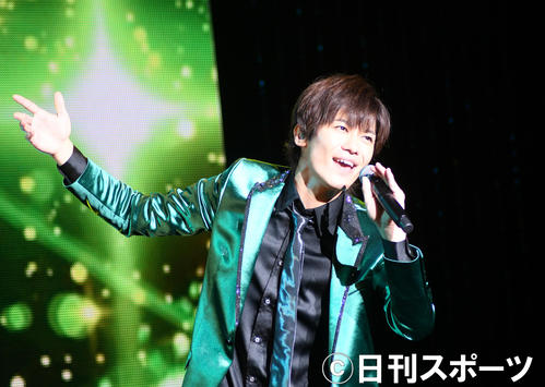 ファーストコンサートでデビュー曲「離さない　離さない」を歌う新浜レオン（撮影・大友陽平）