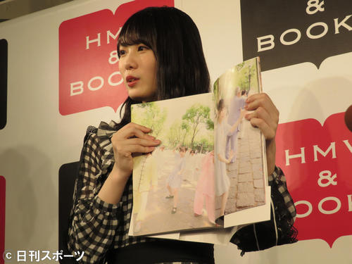 写真集発売イベントを行った小池美波（撮影・横山慧）