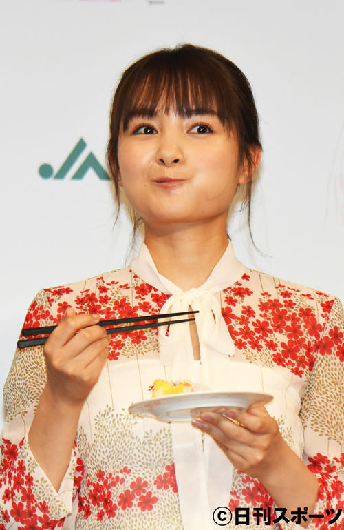 新ＣＭ発表会で、「あきたこまち」を試食する葵わかな（撮影・酒井清司）