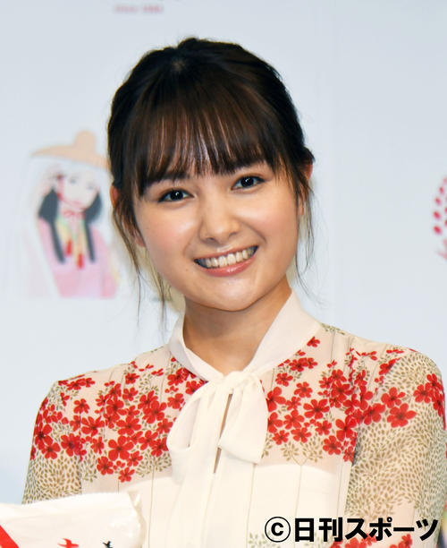 秋田県産「あきたこまち」35周年記念新ＣＭ発表会で、笑顔で「あきたこまち」をＰＲする葵わかな（撮影・酒井清司）