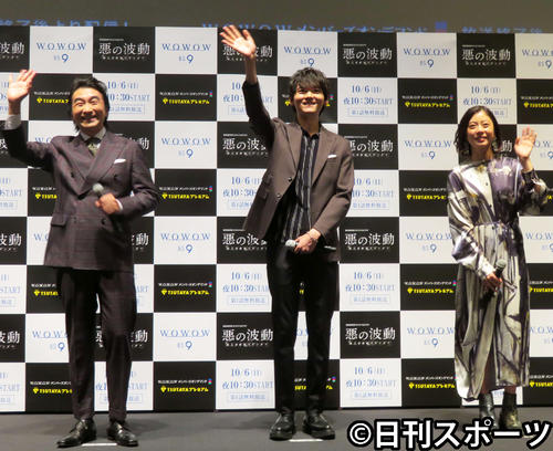 WOWOWオリジナルドラマ「悪の波動　殺人分析班スピンオフ」特別試写会に出席した古川雄輝らは手を振る（撮影・大井義明）