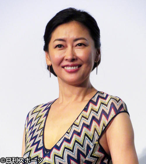 胸元が大胆に開いた衣装で登場した中山美穂（撮影・川田和博）