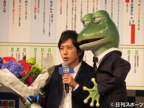 JCBの新CM発表会で過去にCMで共演したカエルから花束を受け取った二宮和也（撮影・横山慧）