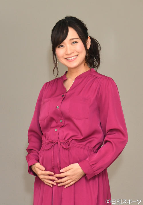 産休を前に、笑顔でインタビューに答える繁田美貴アナウンサー（撮影・酒井清司）