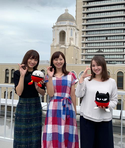 笑顔で「とびっきり！しずおか」ポーズをとる静岡朝日テレビの、左から北川、宮崎、スミスアナウンサー