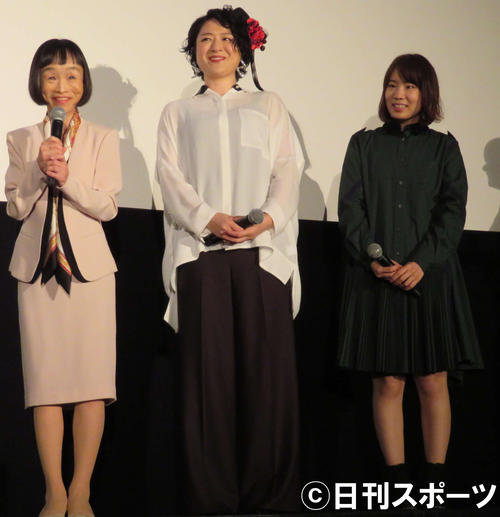 映画「スペシャルアクターズ」ワールドプレミア試写会の応援に駆け付けた、左から、どんぐり、しゅはまはるみ、真魚（撮影・村上幸将）