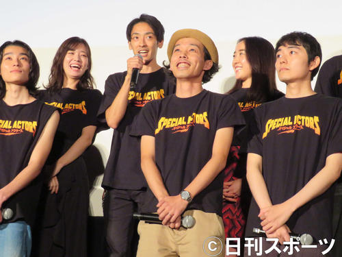 映画「スペシャルアクターズ」ワールドプレミア試写会に登壇した、左から河野宏紀、櫻井麻七、原野拓巳、上田慎一郎監督、北浦愛、大澤数人（撮影・村上幸将）