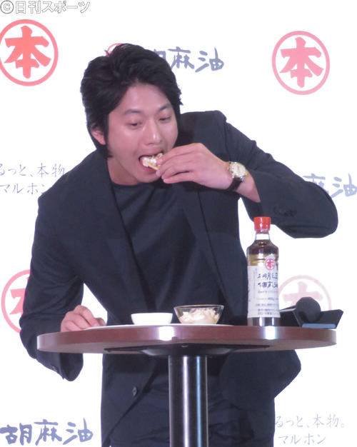 竹本油脂「マルホン胡麻油　新CM発表会」でクリームチーズのごま油がけをほおばる向井理（撮影・大井義明）