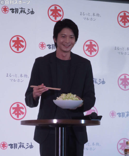 竹本油脂「マルホン胡麻油　新CM発表会」でキャベツのごま油がけを手に笑顔の向井理（撮影・大井義明）
