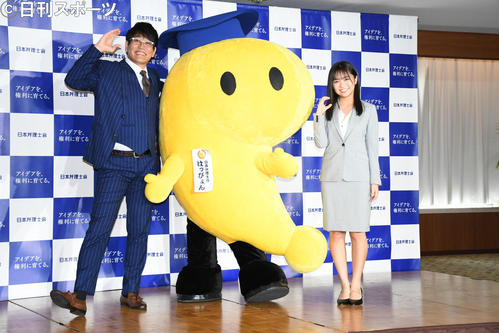 日本弁理士会のミュージックビデオ「BENRI－C」完成披露イベントでポーズを決める古坂大魔王（左）と大原優乃。中央ははっぴょん（撮影・大友陽平）
