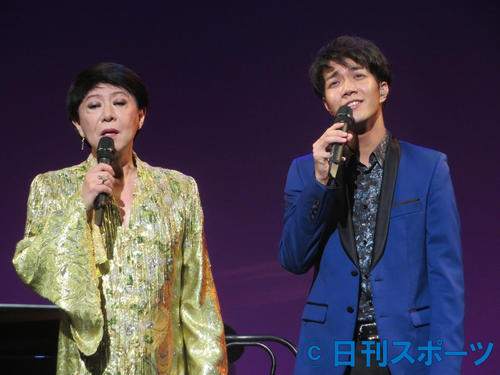 美川憲一（左）と「新潟ブルース」を歌う中沢卓也