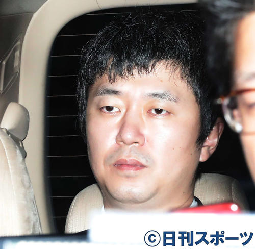 2回目の公判を終えて裁判所を出る新井浩文被告（撮影・丹羽敏通）