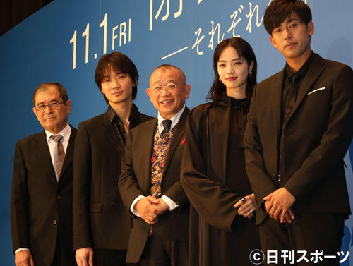 映画「閉鎖病棟　－それぞれの朝－」の完成試写会に出席した、左から平山秀幸監督、綾野剛、笑福亭鶴瓶、小松菜奈、K