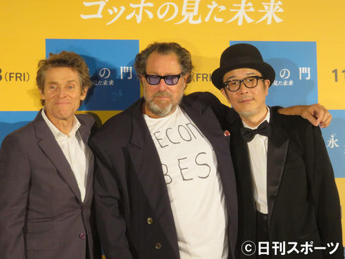 左からウィレム・デフォー、ジュリアン・シュナーベル監督、リリー・フランキー