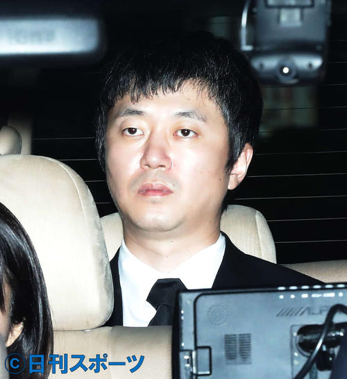 2回目の公判を終えて裁判所を出る新井浩文被告（撮影・丹羽敏通）