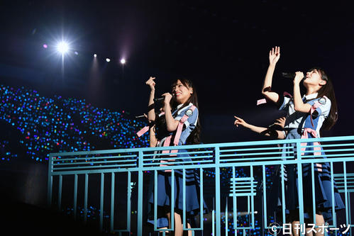 トロッコ乗って客席を盛り上げる日向坂46（撮影・滝沢徹郎）　