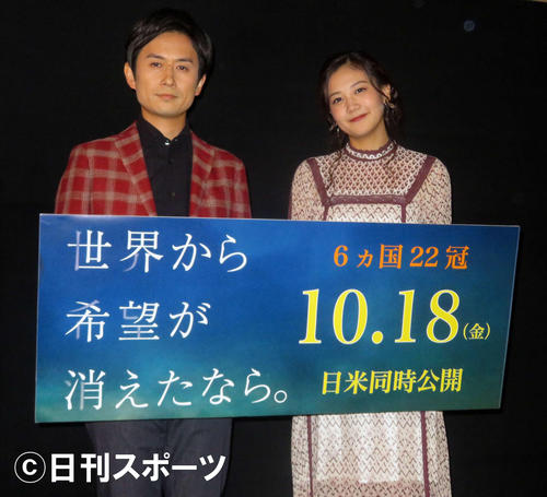 舞台あいさつに出席した千眼美子（右）と竹内久顕