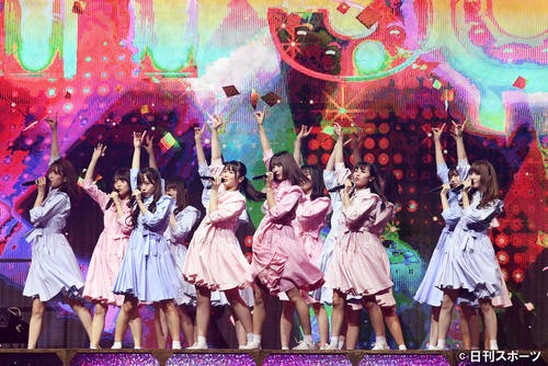 「キツネ」でポーズを決める小坂菜緒（手前中央）ら日向坂46（撮影・滝沢徹郎）　
