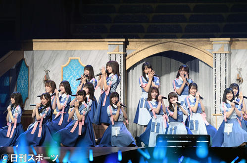 3rdシングル発売記念ワンマンライブでポーズを決める日向坂46（撮影・滝沢徹郎）　