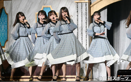 歌と踊りでステージを盛り上げる小坂菜緒（手前中央）ら日向坂46（撮影・滝沢徹郎）　