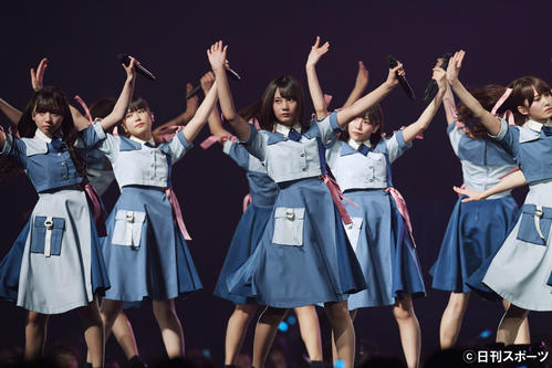 歌と踊りでステージを盛り上げる日向坂46（撮影・滝沢徹郎）　