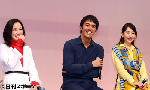 フジテレビ系ドラマ「まだ結婚できない男」制作発表に登壇し笑顔を見せる、左から吉田羊、阿部寛、稲森いずみ（撮影・垰建太）