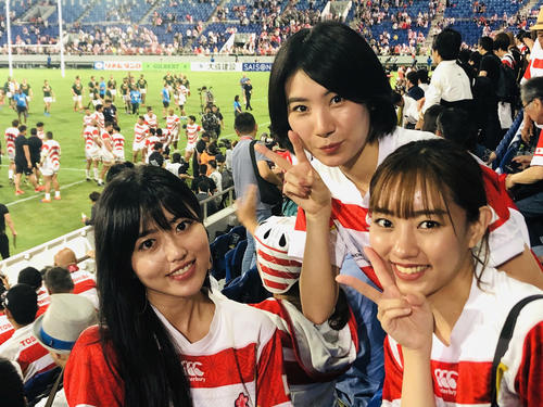 今月6日に熊谷で行われた日本代表－南アフリカ戦を観戦したkolmeの、左からKOUMI、RUUNA、MIMORI