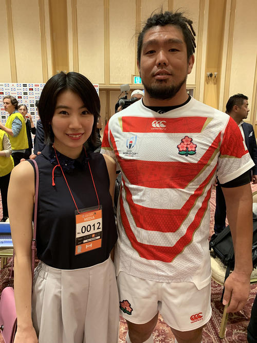 7月のユニフォーム発表会で日本代表堀江翔太と記念撮影するkolmeのRUUNA