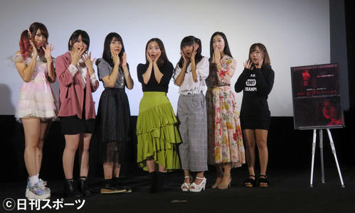 映画「ホラーちゃんねる」初日舞台あいさつ。恐怖の表情を見せる、左から桜城未來、桜田初姫、水木梨乃、園都、ナナエ、阿南萌花、朝妃奈優菜（撮影・大井義明）